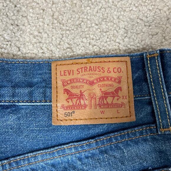 501 Levi's Medium Wash Blue High Waisted Cut Off Denim Shorts Size W31 - Picture 4 of 6